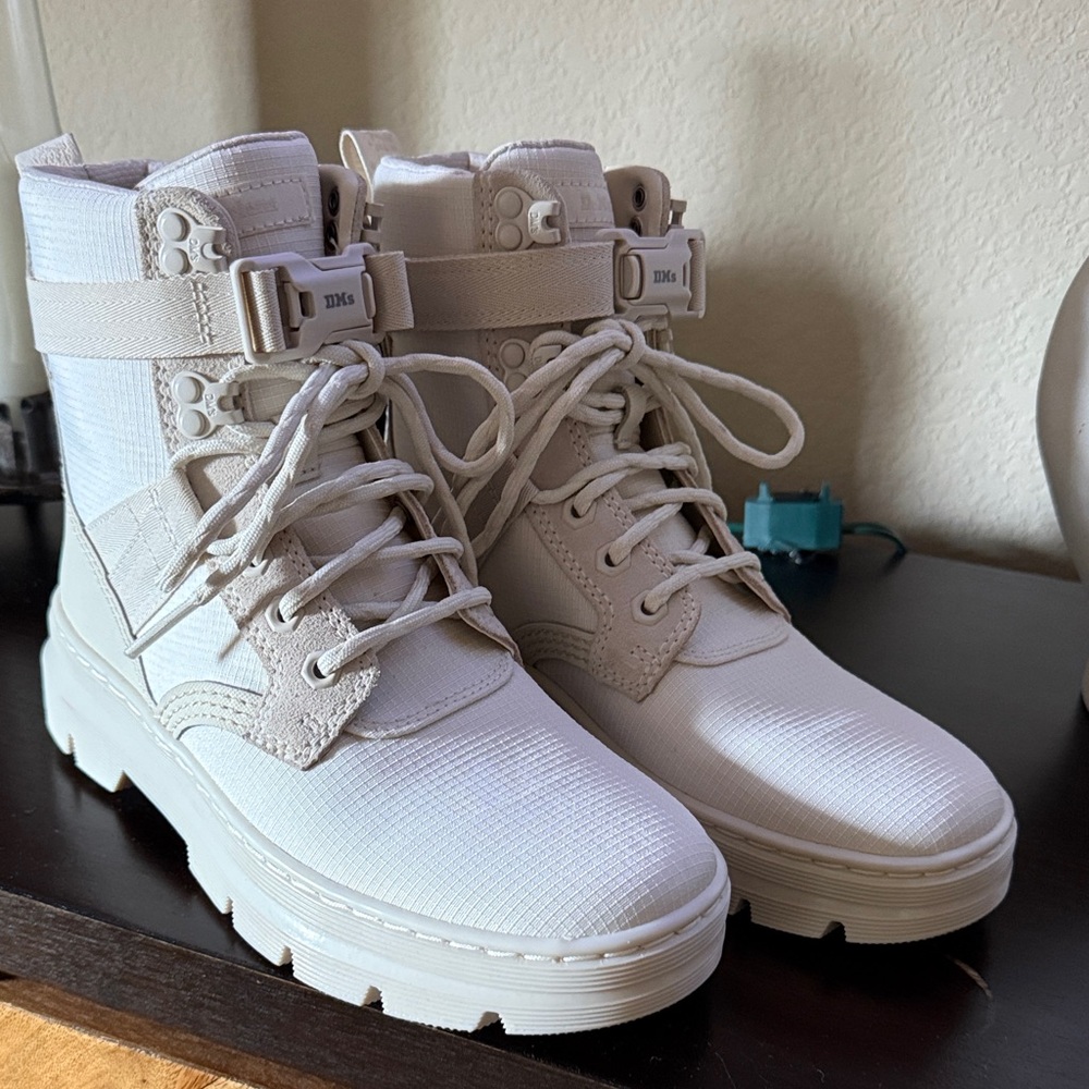 Dr martens combs tech llWomen's High-Top Boots
Women’s 7 men’s 6